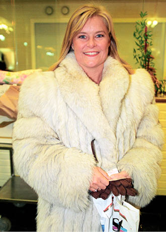 Oslo 19940119. “Draumkvedet" Premiere p Det Norske Teater. Her ankommer artisten Elisabeth "Bettan" Andreassen i pels til premieren. Smiler. Foto: Aleksander Nordahl NTB / NTB    