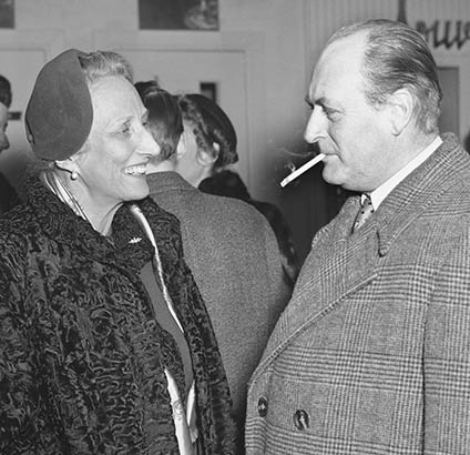Gardemoen 19530125. Kronprinsesse M rtha, prinsesse Astrid og prinsesse Ragnhild kommer til Norge. P Gardermoen flyplass ble de m tt av kronprins Olav, prins Harald og kong Haakon. Kronprins Olav og  kronprinsesse M rtha var glad over   se hverandre igjen. Kronprinsesse M rtha med pels og hatt,  kronprins Olav r yker sigarett. Foto: NTB arkiv / NTB    