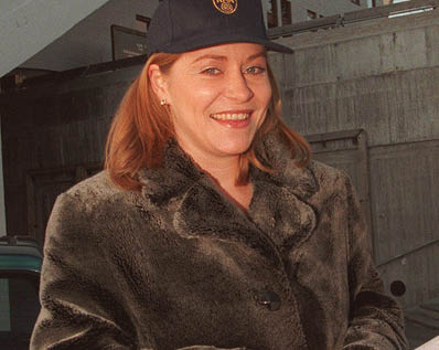  OSLO 20000120 : El-rally Monte Carlo for Elektriske biler. Bilen med Siv Jensen som kartleser ble f rste bil til Holmenkollen. Holmenkollbakken i bakgrunnen. Hun har p seg pels og caps. Foto : Terje Bendiksby / NTB