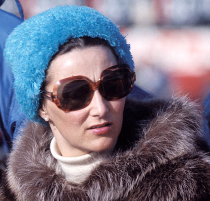 Oslo 197304. Kronprinsesse Sonja under skirennet i Holmenkollen med bl lue, store solbriller og pels.  Foto: NTB arkiv / NTB    